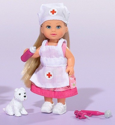 Кукла Еви играет в медсестру/попзвезду  