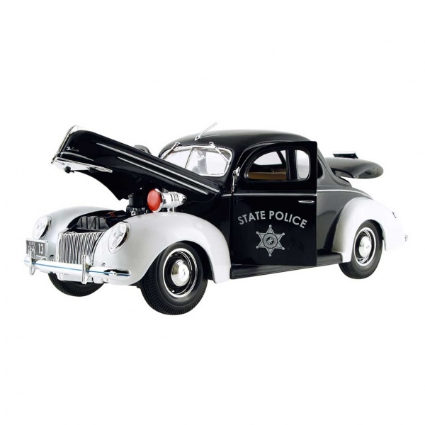 Ford Deluxe-Police 1939 года, масштаб 1:18  