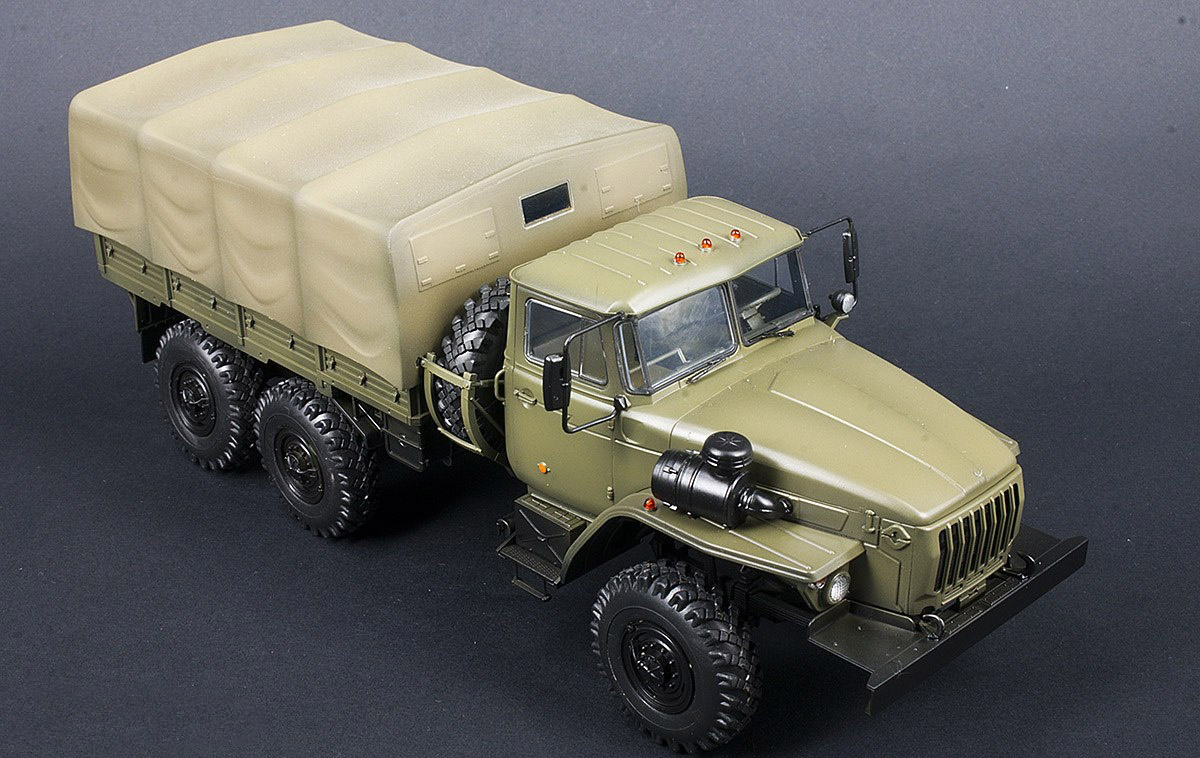 Сборная модель - Российский армейский грузовик Урал-4320, 1:35  