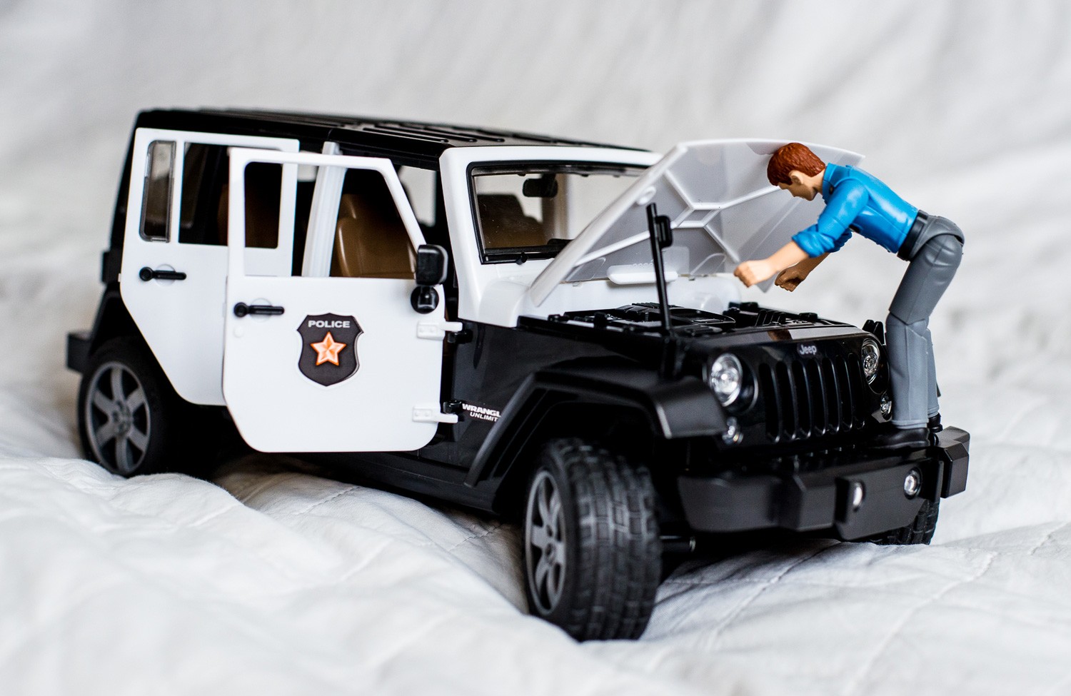 Внедорожник Bruder Jeep Wrangler Unlimited Rubicon - Полиция с фигуркой  