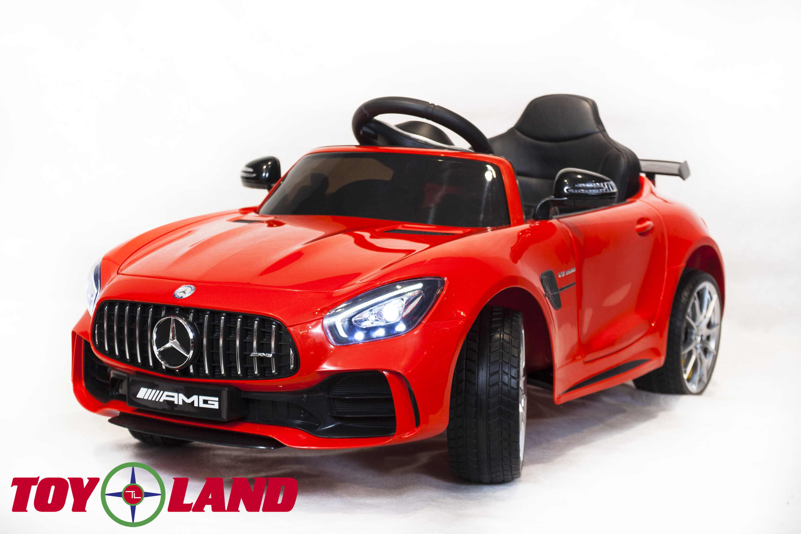 Электромобиль Mercedes-Benz GTR красного цвета   