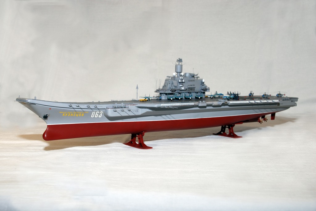 Подарочный набор - Модель для склеивания - Авианосец Адмирал Кузнецов  