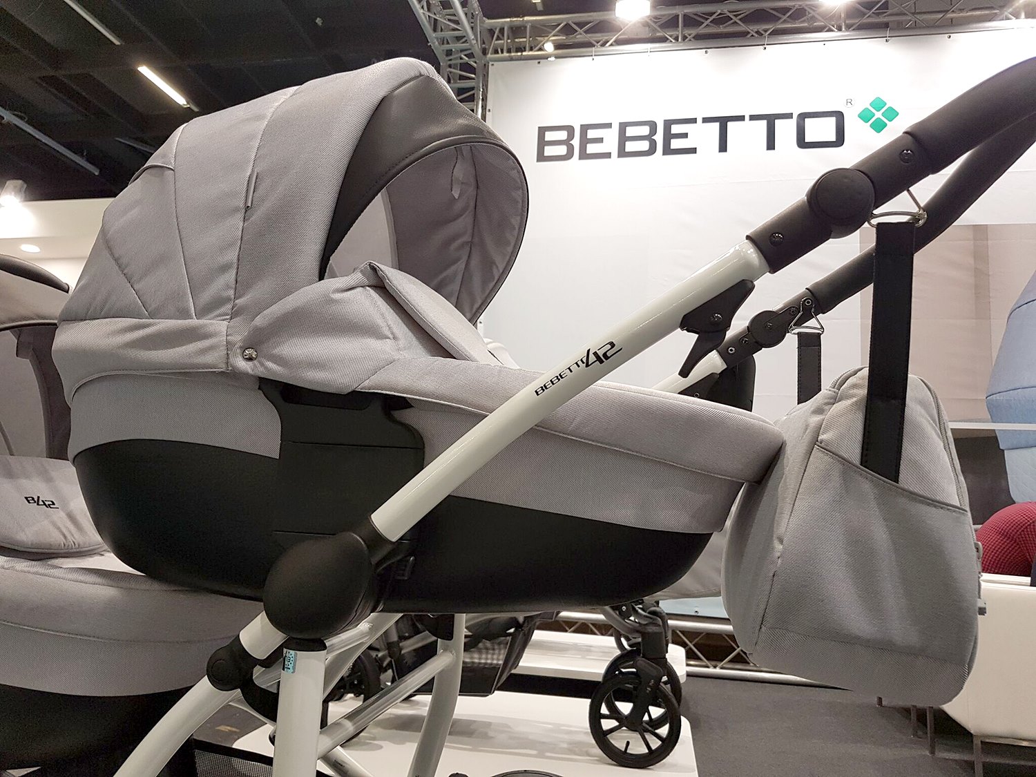 Детская коляска Bebetto42 2017 для двойни 2 в 1, светло-коричневая, шасси белая/Bia  