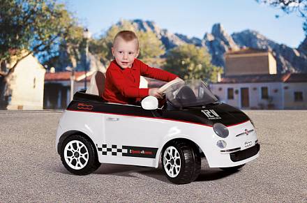 Белая машинка с электрическим приводом - FIAT 500