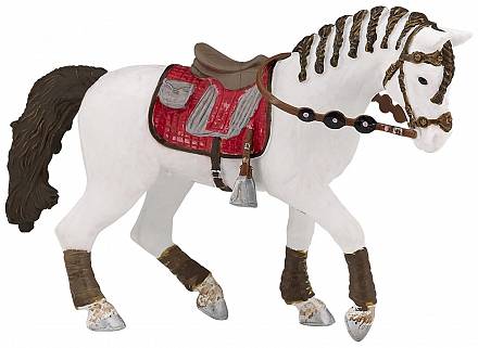 Белая лошадь с заплетенной гривой для езды верхом 