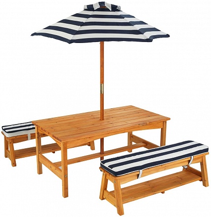 Стол с двумя скамейками и зонтом, синие и белые полосы 