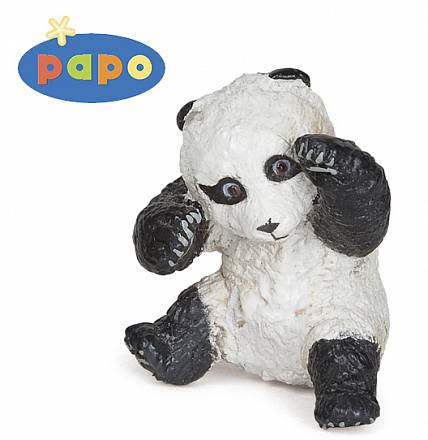 Играющий детеныш панды 