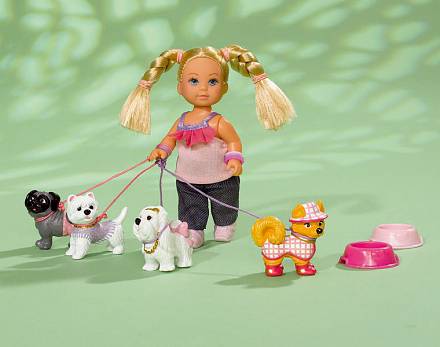 Кукла Еви на прогулке с собаками 