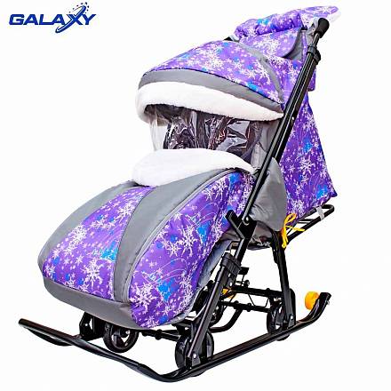 Санки-коляска на больших мягких колесах с сумкой и муфтой - Snow Galaxy Luxe, елки на фиолетовом 
