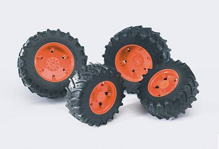 Bruder. Шины для системы сдвоенных колес с оранжевыми дисками  