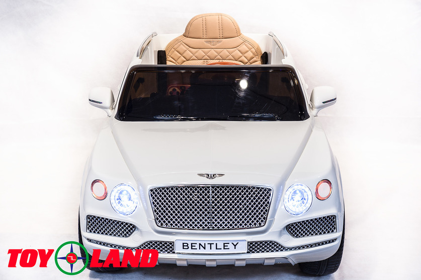 Электромобиль Bentley Bentayga белого цвета  