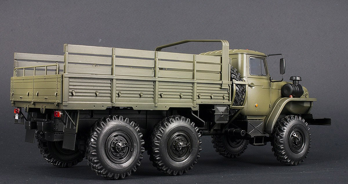 Сборная модель - Российский армейский грузовик Урал-4320, 1:35  