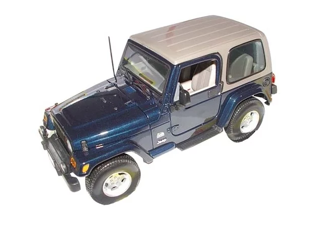 Металлическая машинка Bburago Jeep Wrangler Sahara масштаб 1:18  