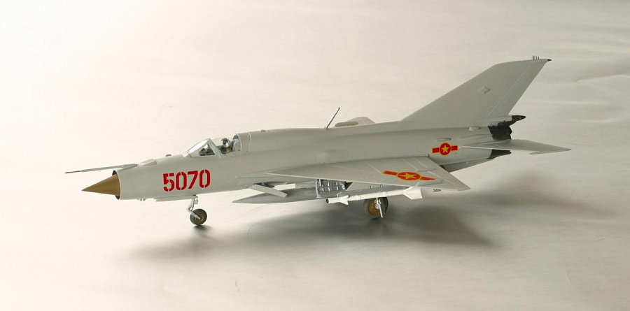 Модель сборная - Советский истребитель МИГ-21ПФМ  