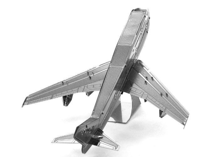 Сборка металлической модели - реактивный самолёт  