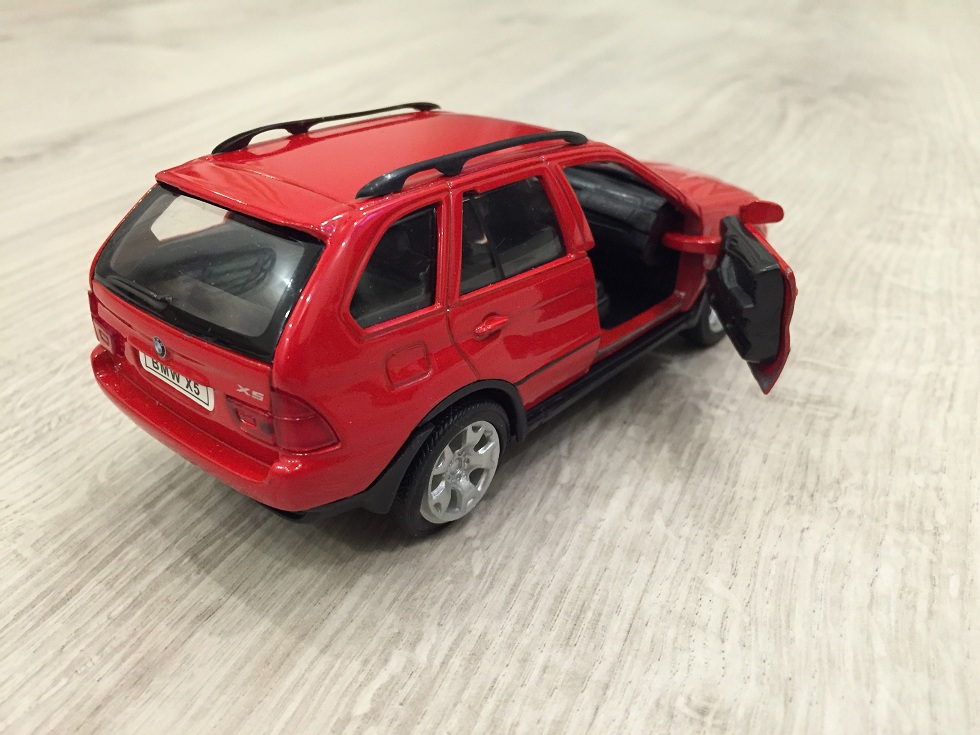 Машинка BMW X5, масштаб 1:31  