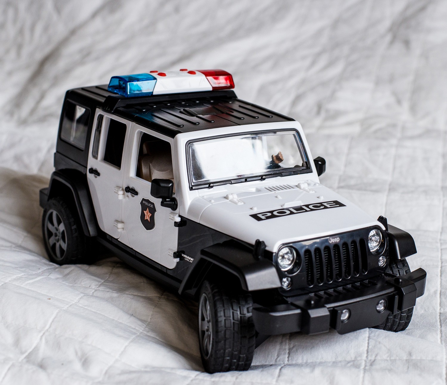 Внедорожник Bruder Jeep Wrangler Unlimited Rubicon - Полиция с фигуркой  