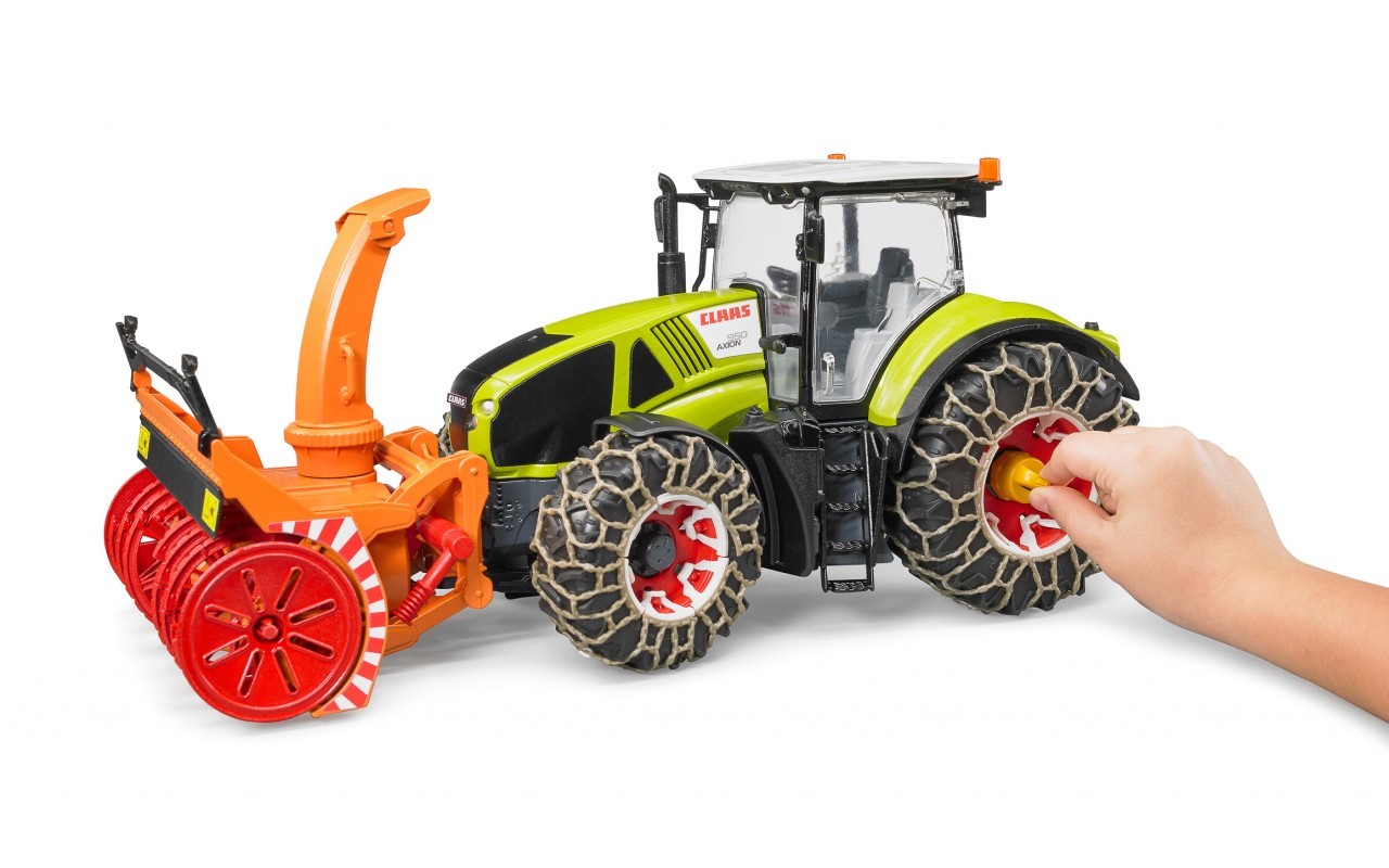 Трактор Claas Axion 950 c цепями и снегоочистителем  