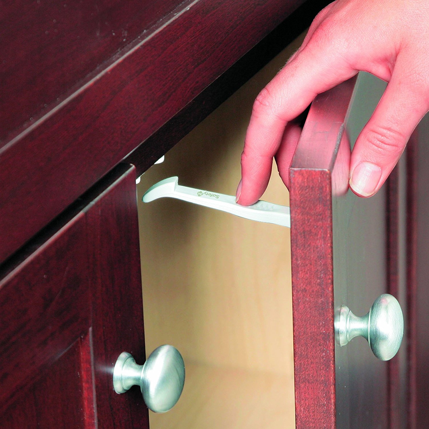 Дверь сильно хлопает. Cabinet & Drawer Latch 39092760 Safety 1st. Ограничитель распахивания двери. Защита на выдвижные ящики от детей. Защёлки для ящиков от детей.