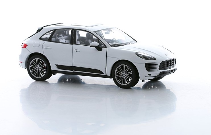 Модель машины 1:24 Porsche Macan Turbo  