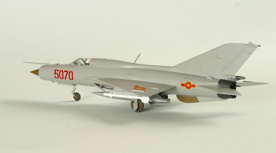 Модель сборная - Советский истребитель МИГ-21ПФМ  