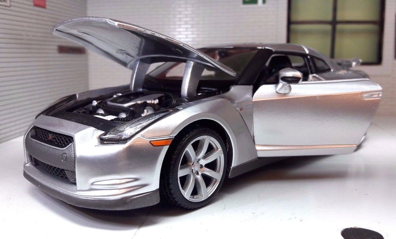 Модель машины - Nissan GT-R, 1:24   