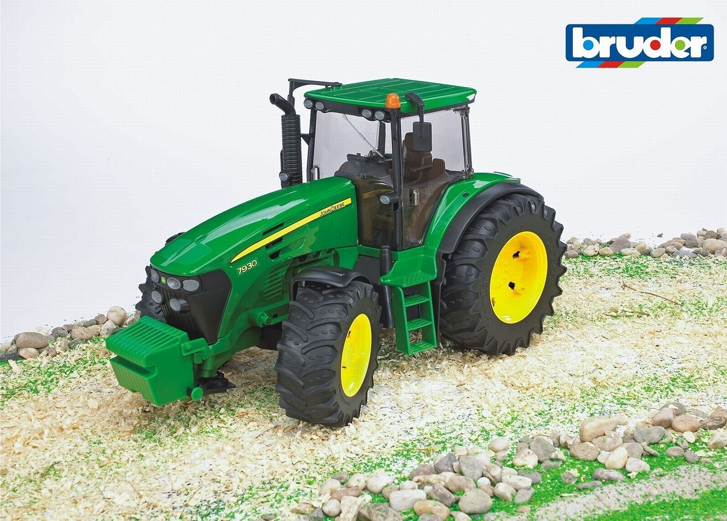 Трактор Bruder John Deere 7930 с подъемным капотом, зеленый  