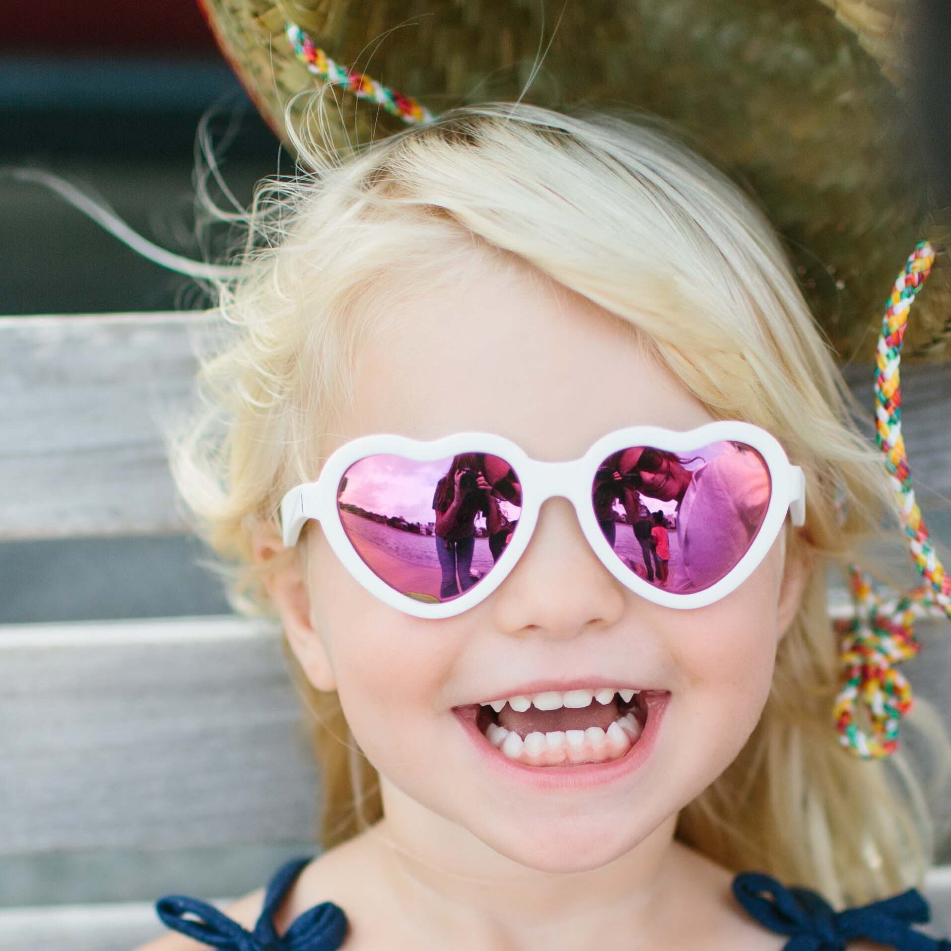 Солнцезащитные очки - Babiators Hearts. Влюбляшки/Sweethearts Junior, белые/розовые зеркальные,  