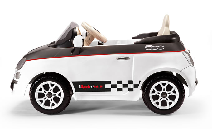 Белая машинка с электрическим приводом - FIAT 500  