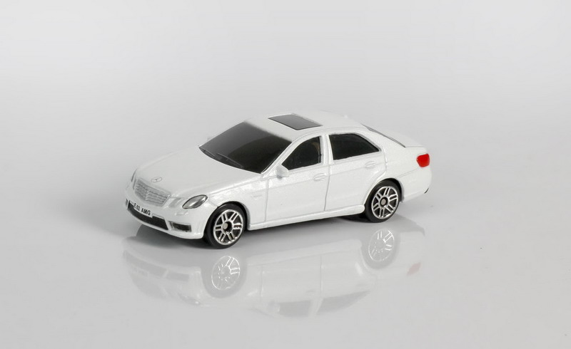 

Металлическая машина - Mercedes Benz E63 AMG, 1:64, белый