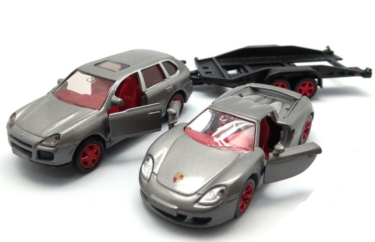 Модель автомобиля Porsche Cayenne Turbo с прицепом и спортивной машиной, 1:55  