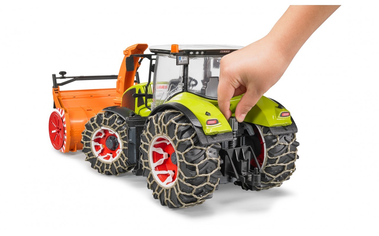 Трактор Claas Axion 950 c цепями и снегоочистителем  