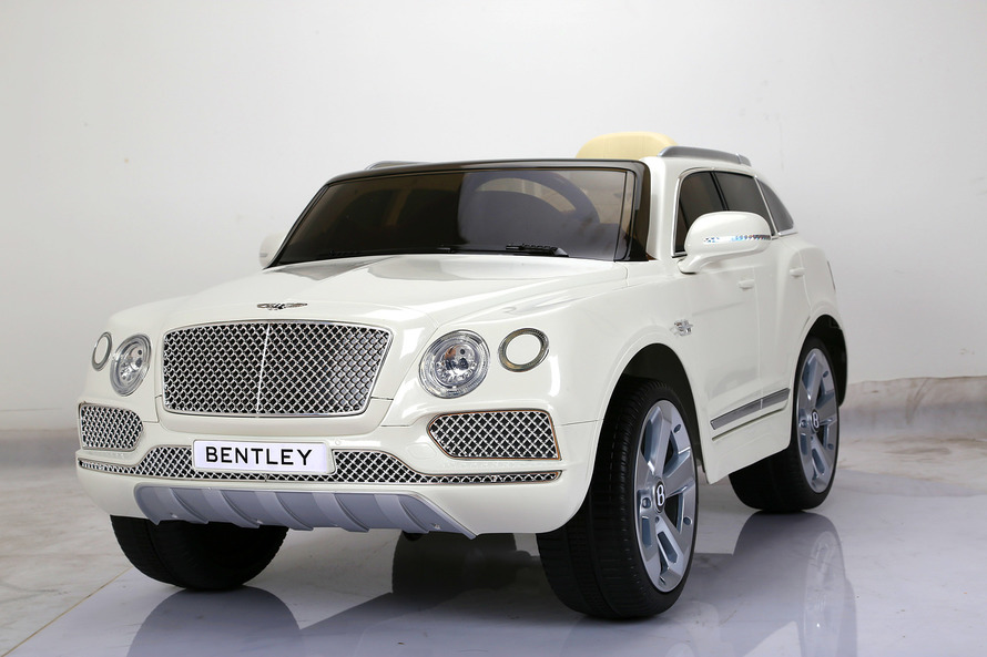 Электромобиль Bentley Bentayga белого цвета  