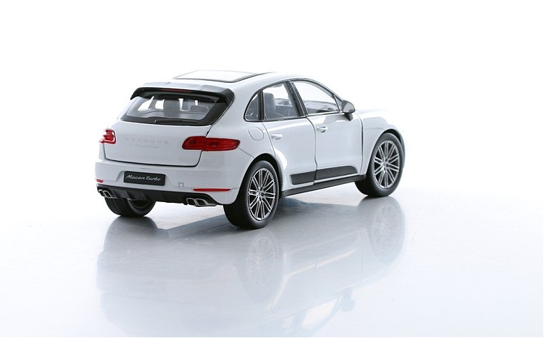 Модель машины 1:24 Porsche Macan Turbo  