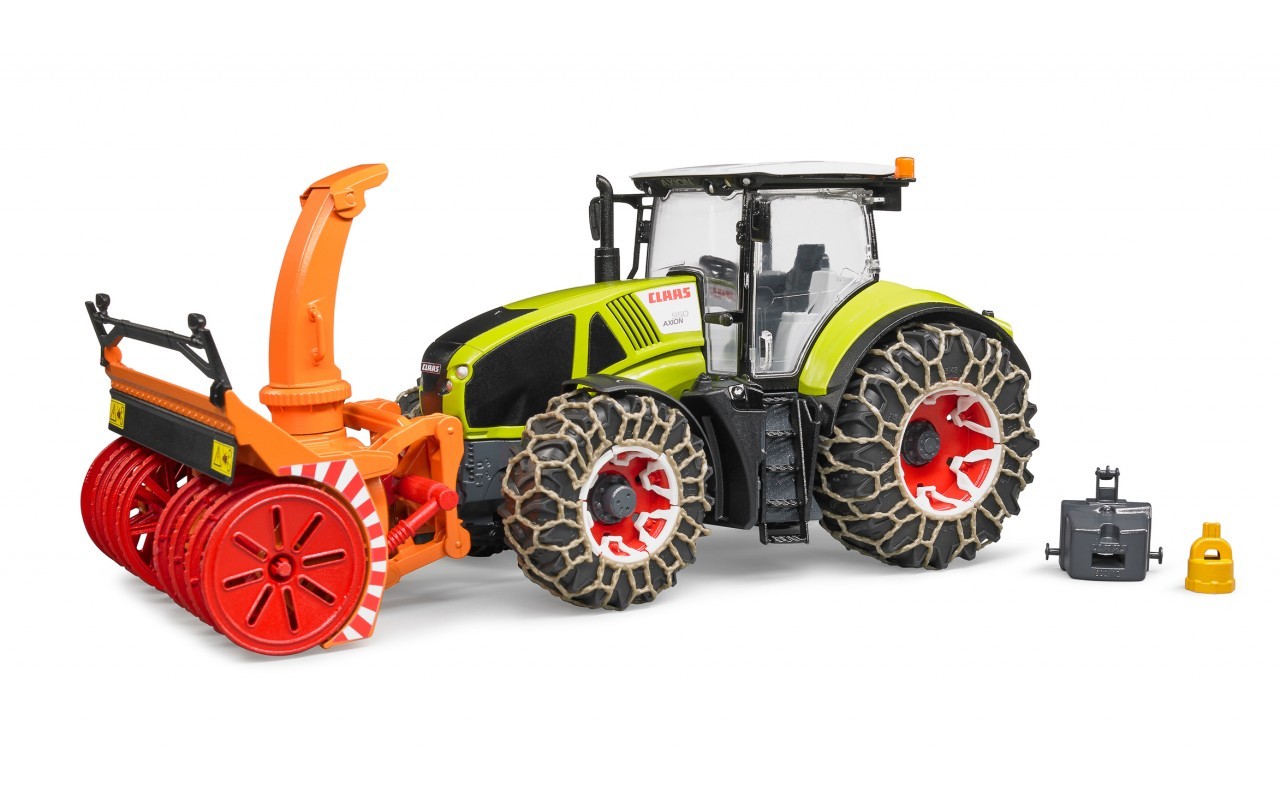 Трактор Claas Axion 950 c цепями и снегоочистителем  