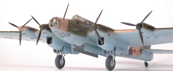 Сборная модель - Советский дальний бомбардировщик ПЕ-8 Подарочный набор  