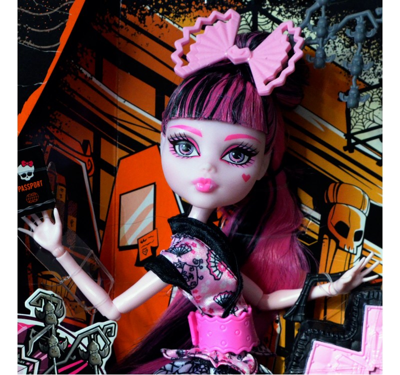 Кукла Monster High - Монстры по обмену - Дракулаура  