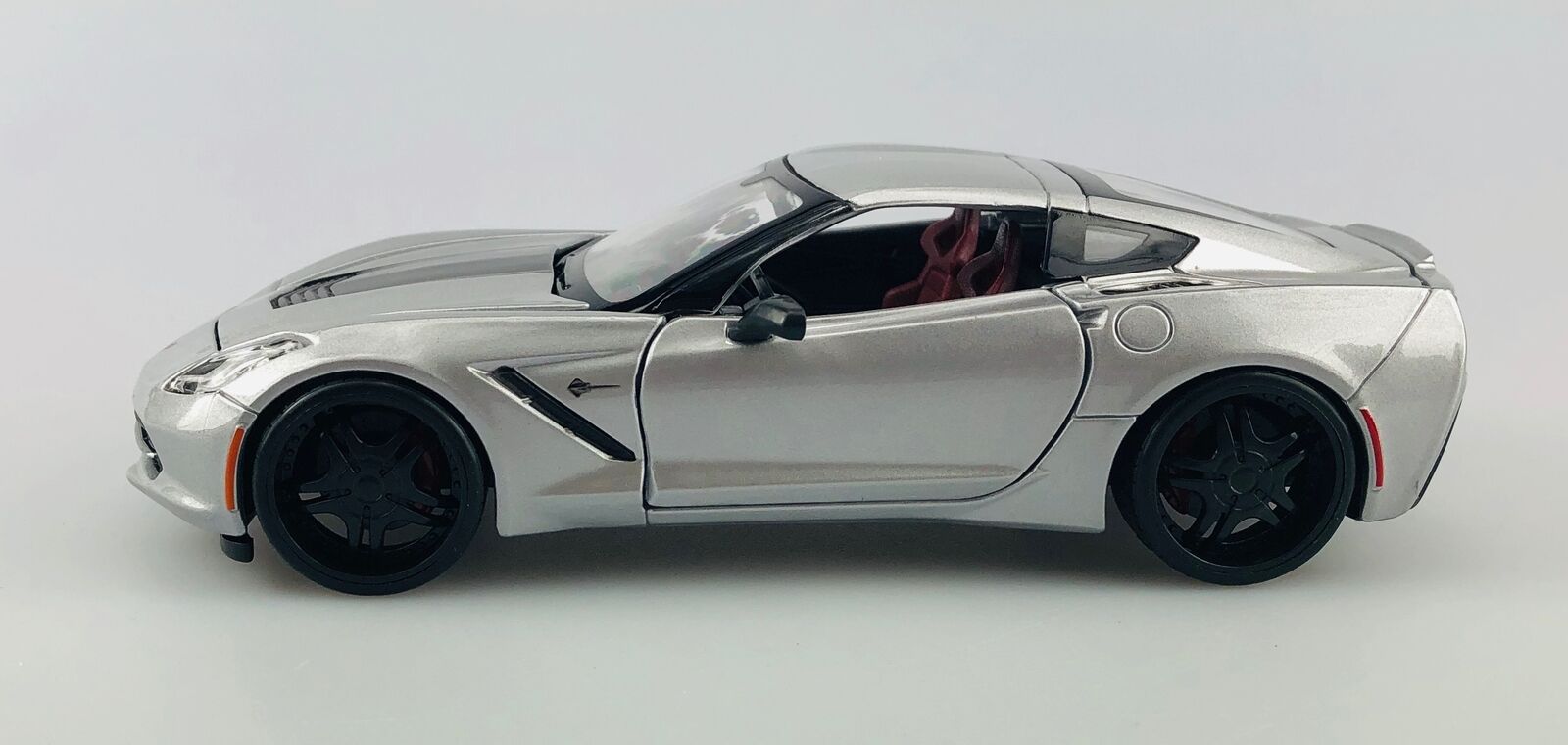 Модель машины - Chevrolet Corvette, 1:24   