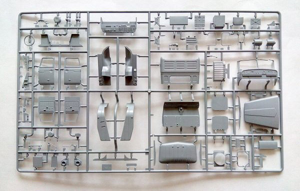 Сборная модель - Российский армейский грузовик Урал-4320, 1:35  