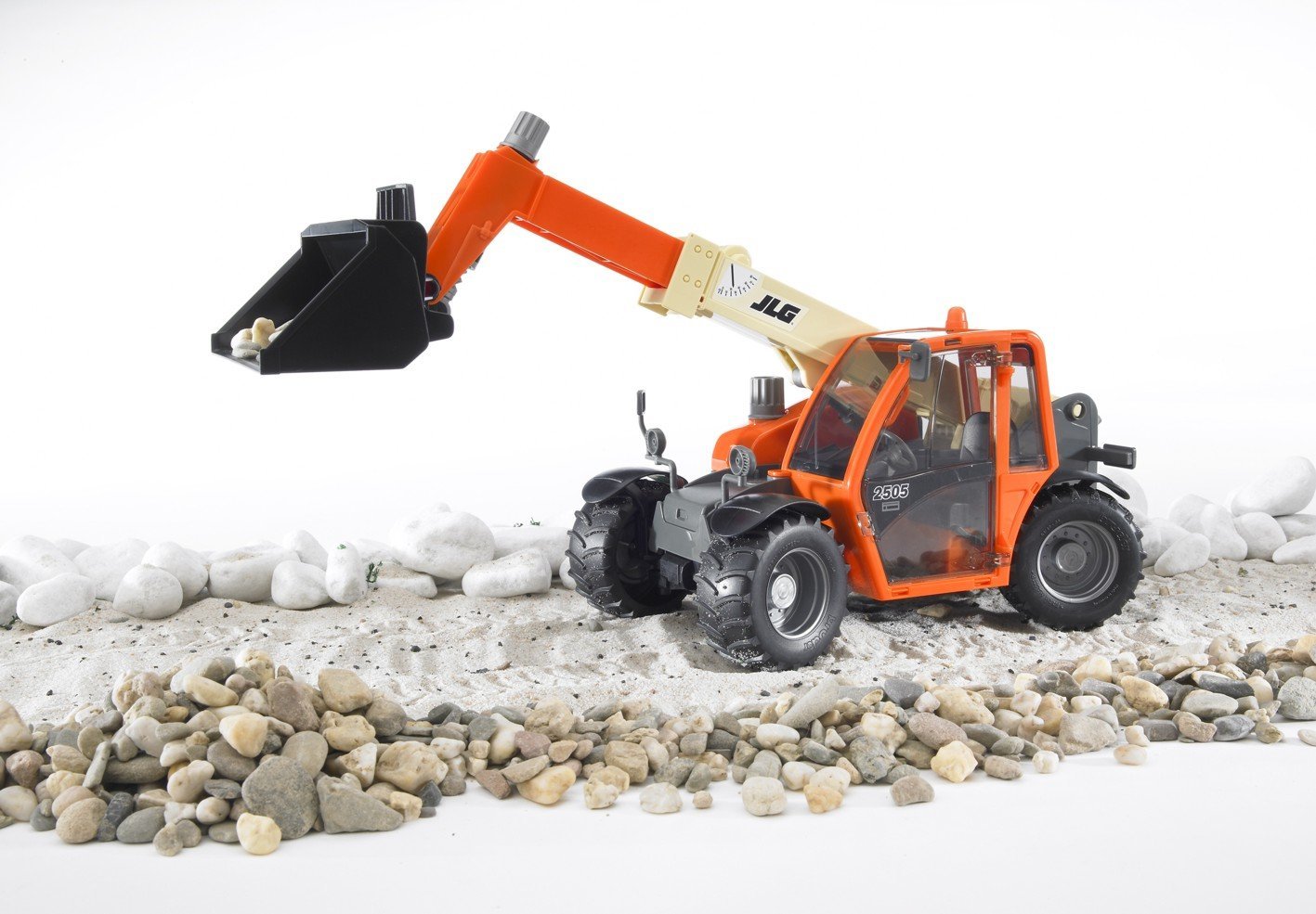 Погрузчик колёсный Bruder JLG 2505 Telehandler с телескопическим ковшом  