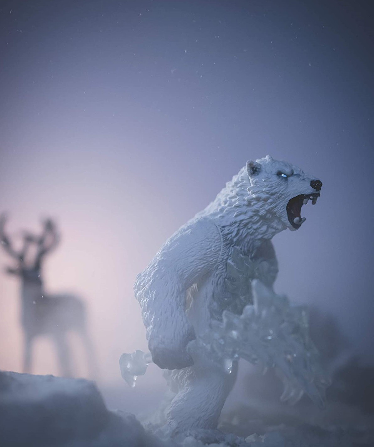 Снежный медведь с оружием  