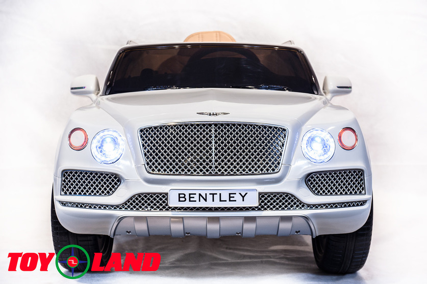 Электромобиль Bentley Bentayga белого цвета  
