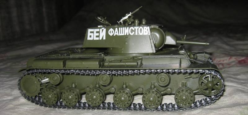 Модель для склеивания - Советский тяжелый танк КВ-1 образца 1940 г. с пушкой Л-11  