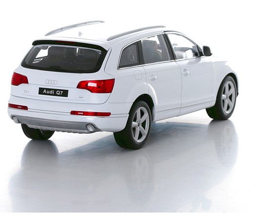 Машинка Welly Audi Q7, масштаб 1:18  