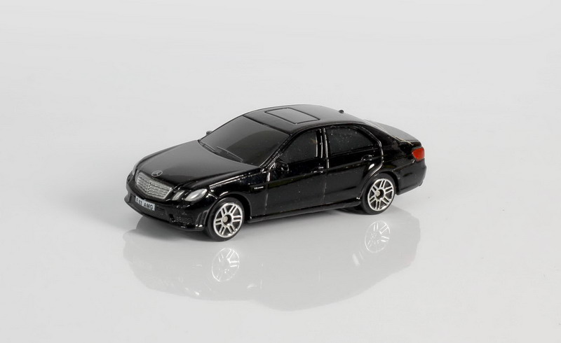 

Металлическая машина - Mercedes Benz E63 AMG, 1:64, черный