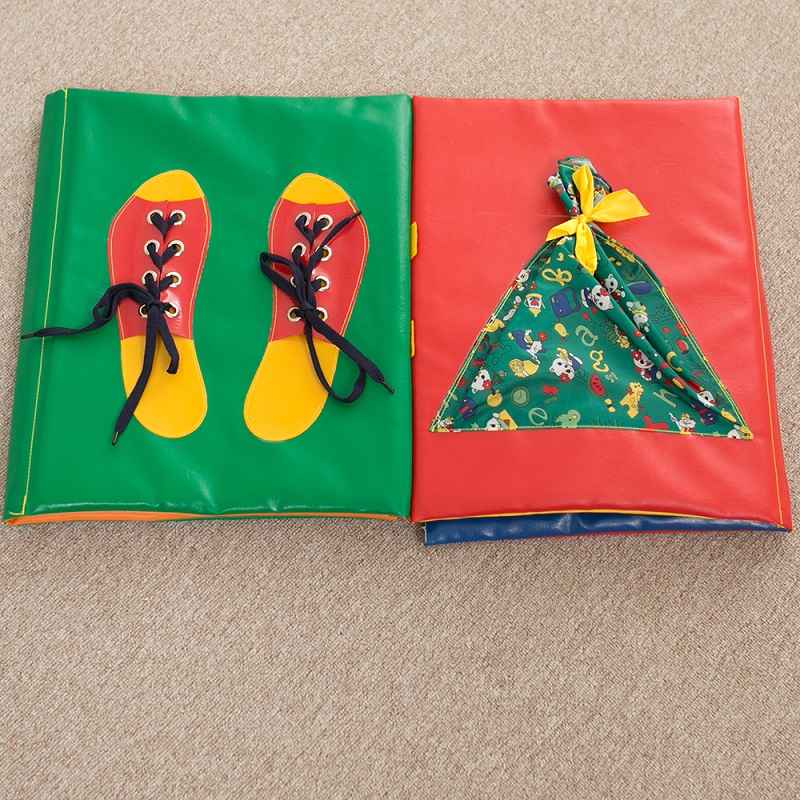 Книжка-сумочка Ловкие пальчики, с кнопками, липучками, шнурками и завязками  