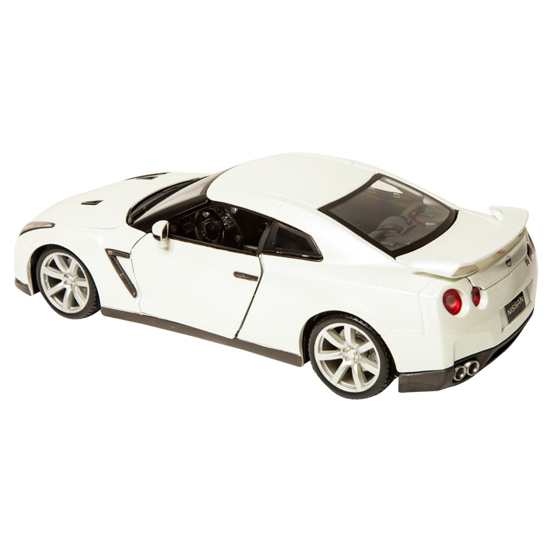 Машинка Bburago Nissan GT-R, масштаб 1:18  