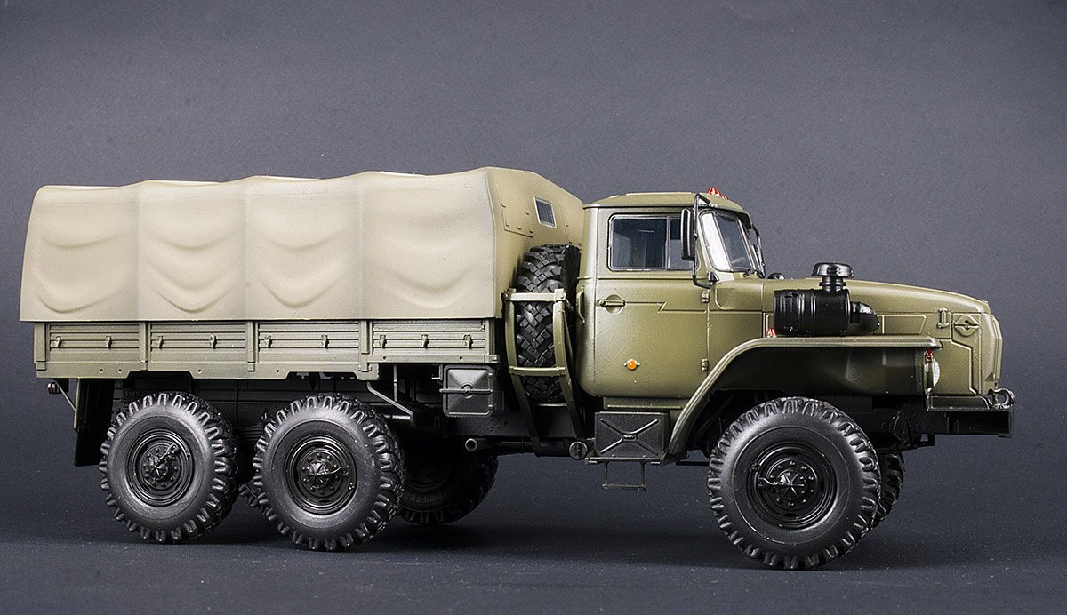 Сборная модель - Российский армейский грузовик Урал-4320, 1:35  