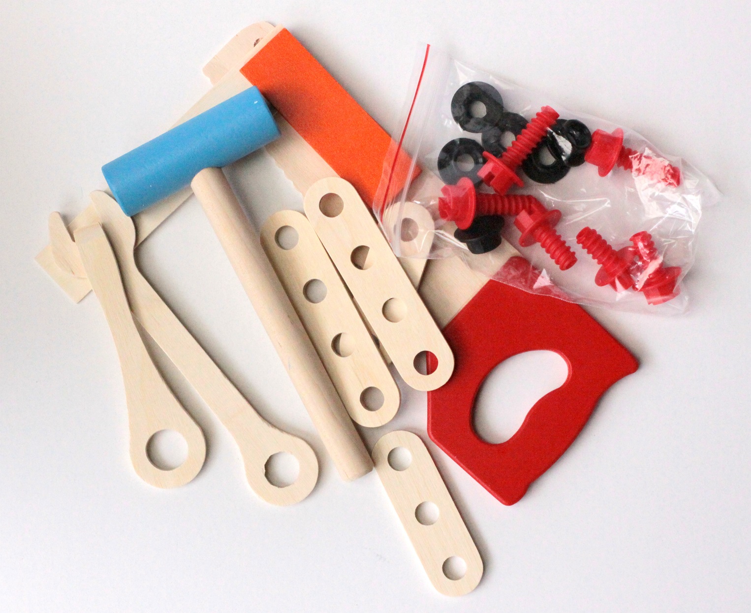 Набор инструментов – Большой: молоток, пила, ключ, отвертка, уголок, болты, гайки, плашки  