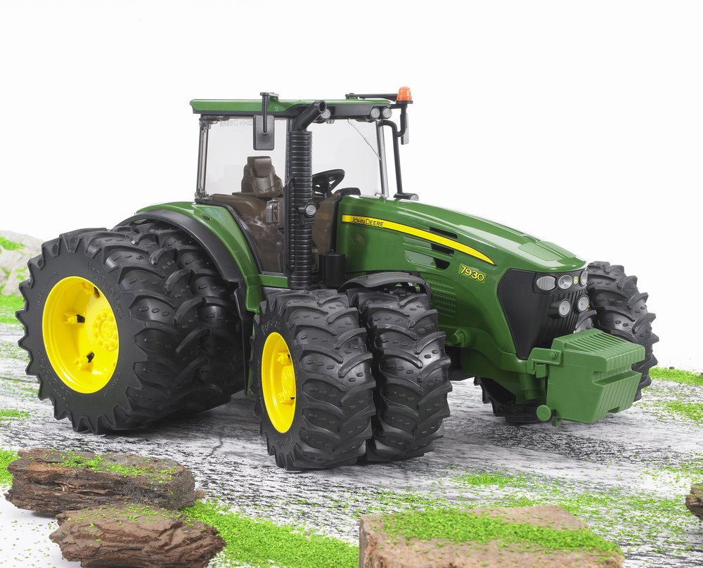 Трактор Bruder John Deere 7930 с двойными колёсами  